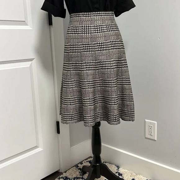 Max Studio Dresses & Skirts - Max Studio Houndstooth Plaid sweater skirt black/bone size s/m